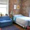 Elegant exposed brick apartment décor ideas 29
