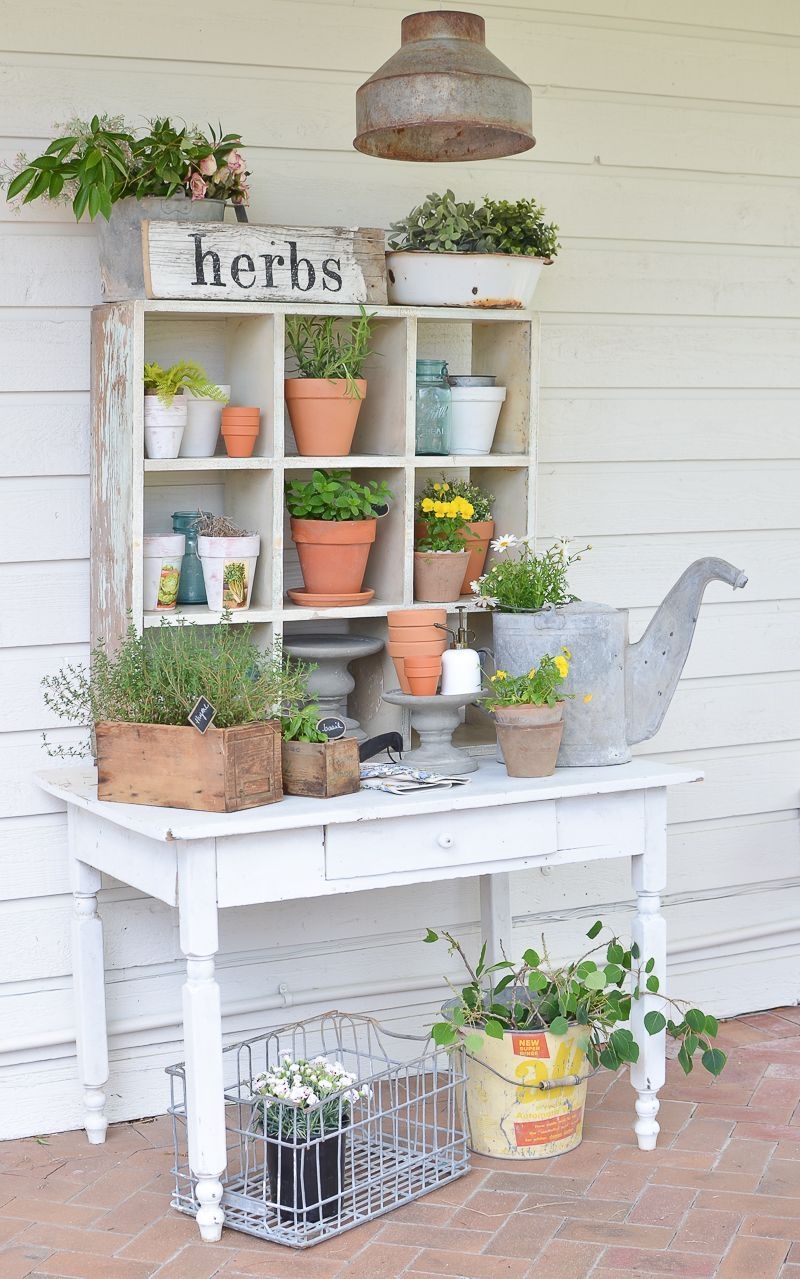 Elegant Farmhouse Garden Décor Ideas 12 | ZYHOMY