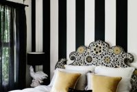 Relaxing black and white apartment décor ideas 26