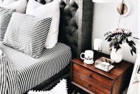 Relaxing black and white apartment décor ideas 48