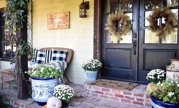 Cozy fall porch farmhouse style 38