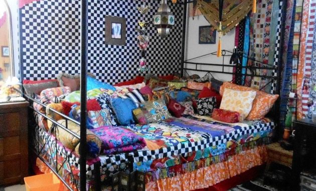 Comfy boho bedroom decor with attractive color ideas 40