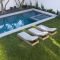 Modern small backyard ideas with swimming pool design 19