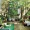 Modern small backyard ideas with swimming pool design 21