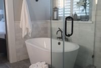 Cozy master bathroom bathtub remodel ideas 32