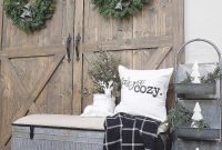 Lovely farmhouse christmas porch decor and design ideas 03