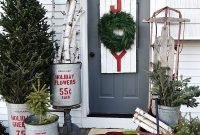 Lovely farmhouse christmas porch decor and design ideas 14