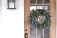 Lovely farmhouse christmas porch decor and design ideas 25