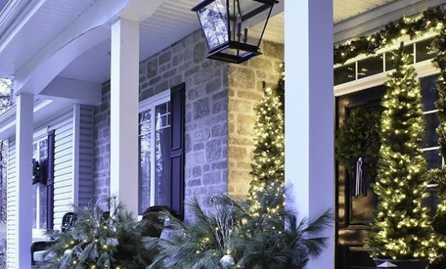 Lovely farmhouse christmas porch decor and design ideas 28