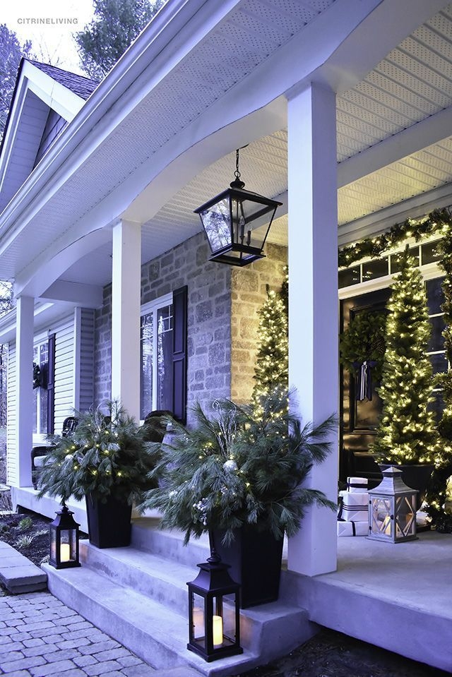 Lovely Farmhouse Christmas Porch Decor And Design Ideas 28
