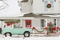 Lovely farmhouse christmas porch decor and design ideas 32