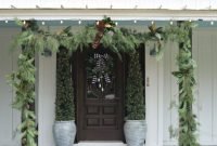 Lovely farmhouse christmas porch decor and design ideas 35