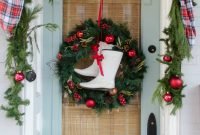 Lovely farmhouse christmas porch decor and design ideas 36