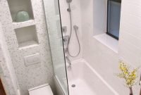Luxurious small master bathroom design ideas 06