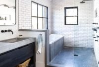 Luxurious small master bathroom design ideas 11