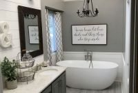 Luxurious small master bathroom design ideas 25