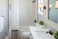 Luxurious small master bathroom design ideas 28