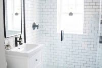 Luxurious small master bathroom design ideas 30