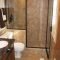 Luxurious small master bathroom design ideas 36