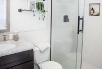 Luxurious small master bathroom design ideas 46
