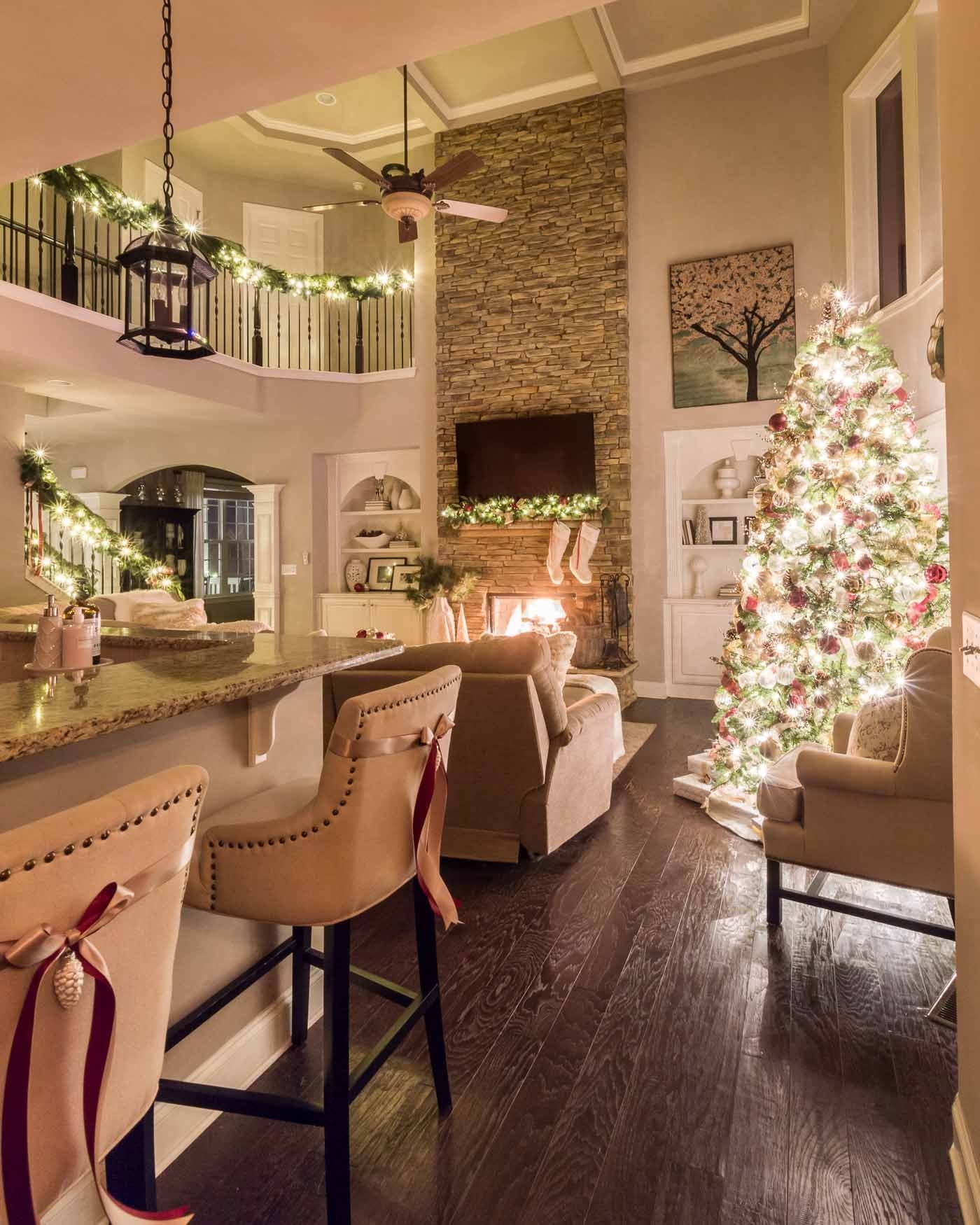 Minimalist Christmas Tree Ideas For Living Room Décor 40