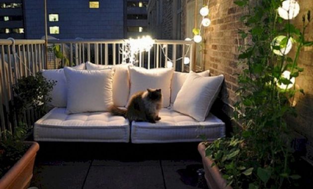 41 Popular Apartment Balcony For Christmas Décor Ideas