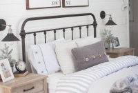 Smart bedroom decor ideas with farmhouse style40