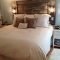 Smart bedroom decor ideas with farmhouse style43