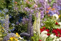 Pretty floral garden decor ideas28