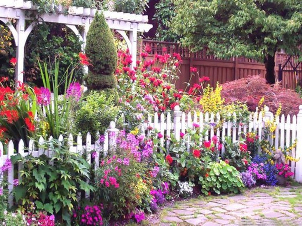Extraordinary Summer Garden Ideas Just For You 36
