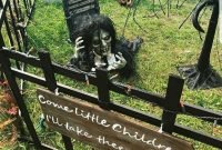 Stylish outdoor halloween decorations ideas that everyone will be admired of10