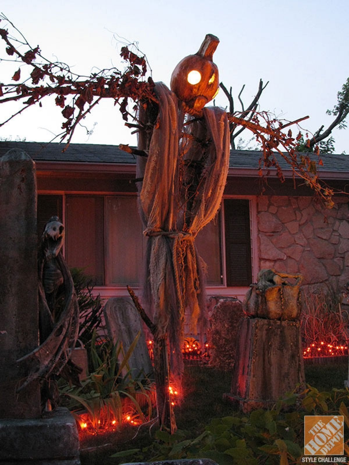 Stylish Outdoor Halloween Decorations Ideas That Everyone Will Be Admired Of40